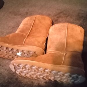 Unisex BearPaw Boots With the Fur on the inside! Size 11